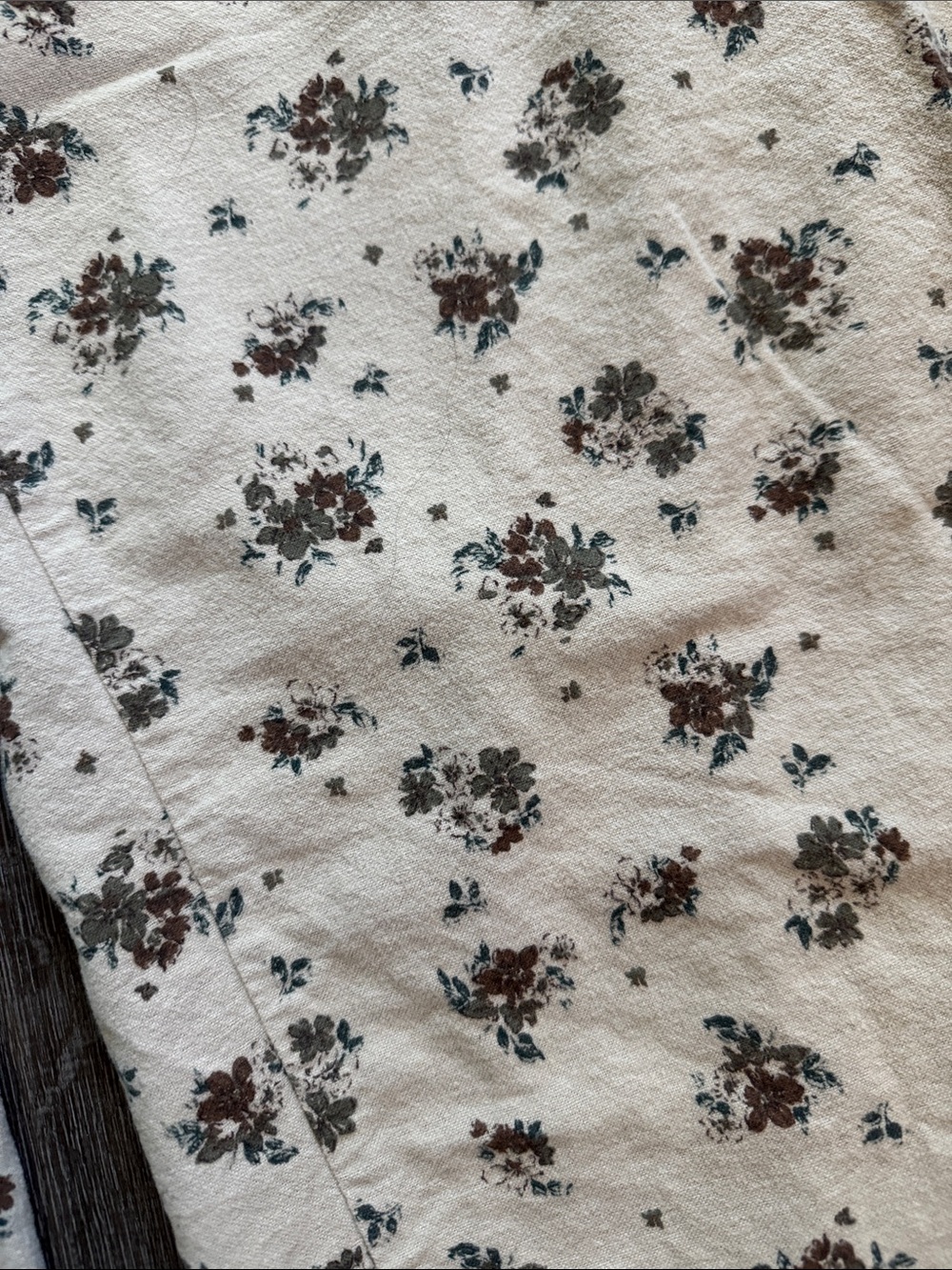 Neutral Floral Cropped Pants - Picture 3 of 4